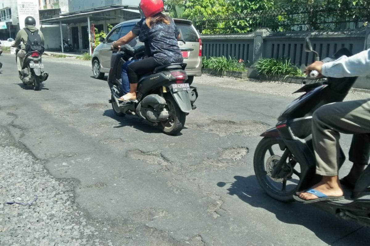 Hampir rusak, Jalan Kota Mataram tak kunjung diperbaiki