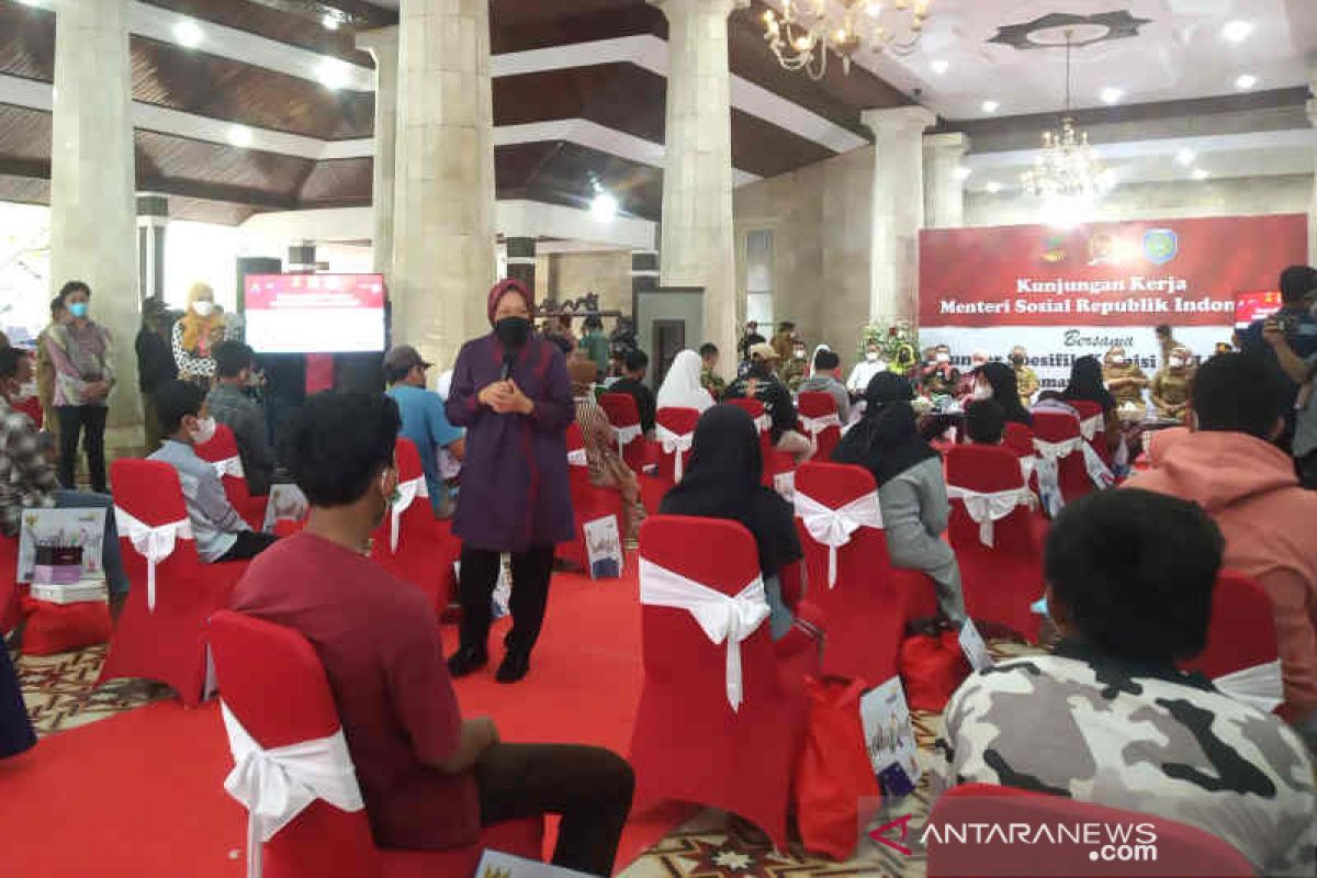 Mensos Risma minta anak yatim dan disabilitas Indramayu terus sekolah