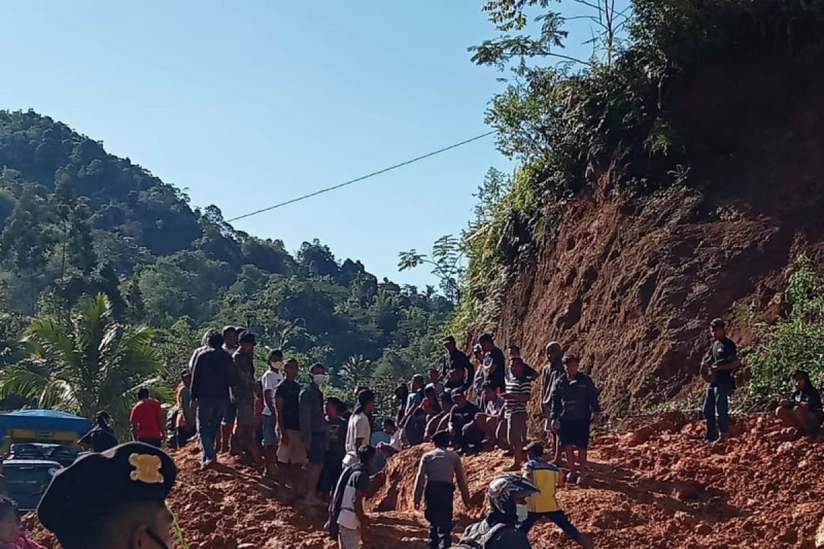 Polres Mamasa kerahkan personel bersihkan material longsor di jalan penghubung