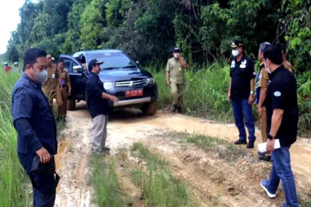 Pemkab Barito Utara cek jalan lingkungan Desa Trinsing