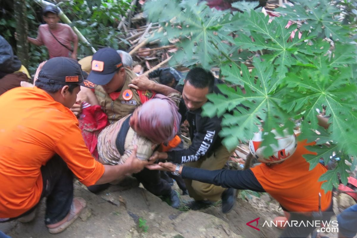 Tim SAR gabungan selamatkan korban tertimbun longsor di Nyalindung Sukabumi