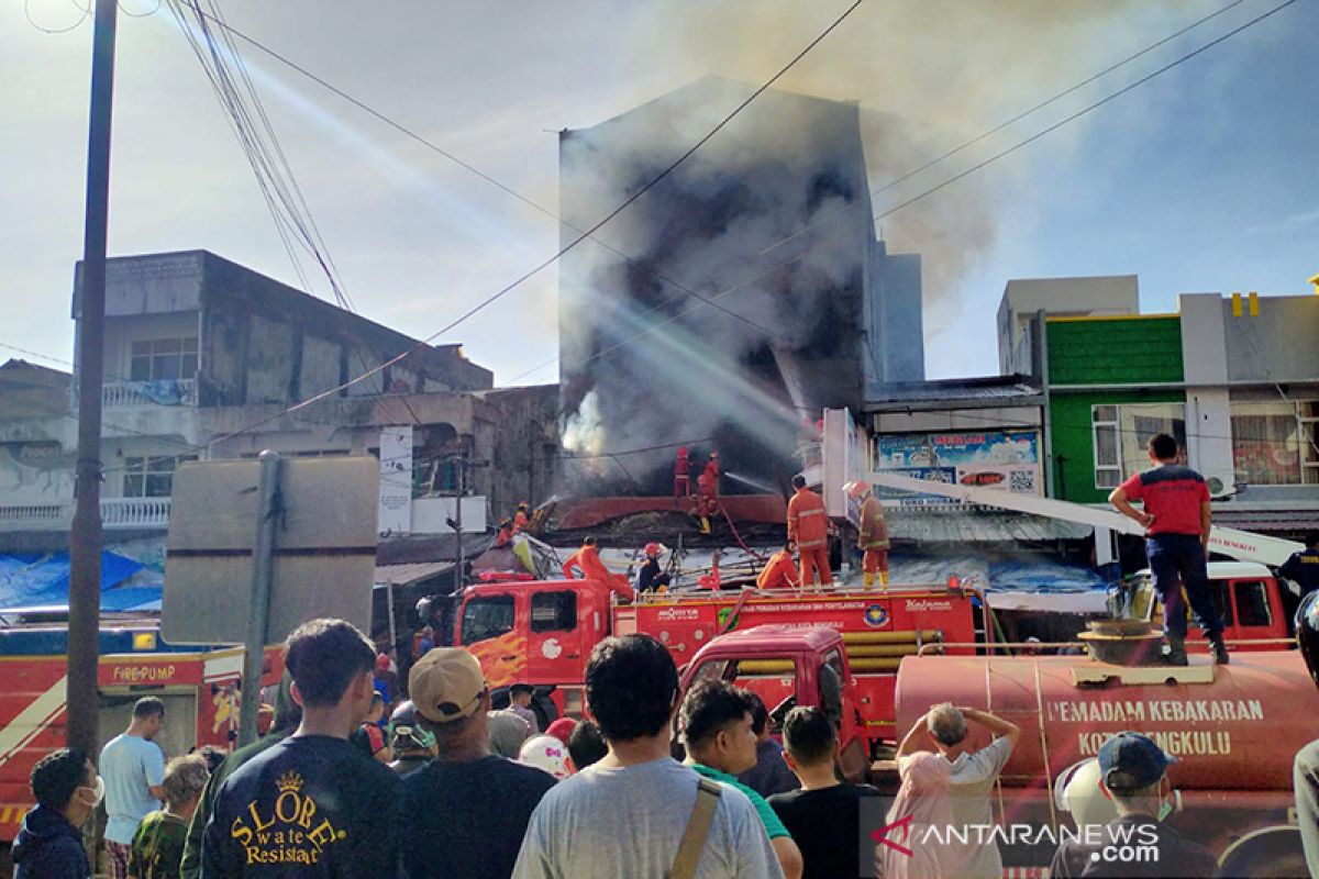 Toko new khatulistiwa di Pasar Minggu Bengkulu terbakar