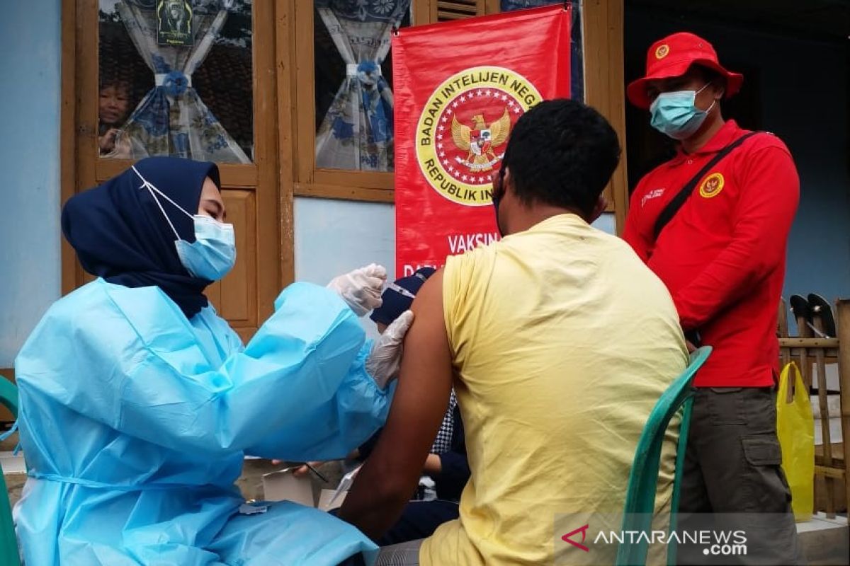 BIN gencarkan vaksinasi dari pintu ke pintu di pelosok Jawa Barat