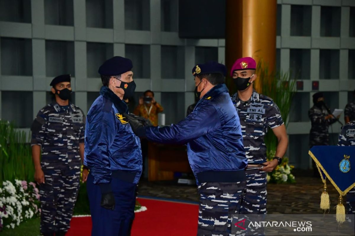 Kasal sematkan Brevet Kehormatan Hidrosal kepada Luhut Pandjaitan