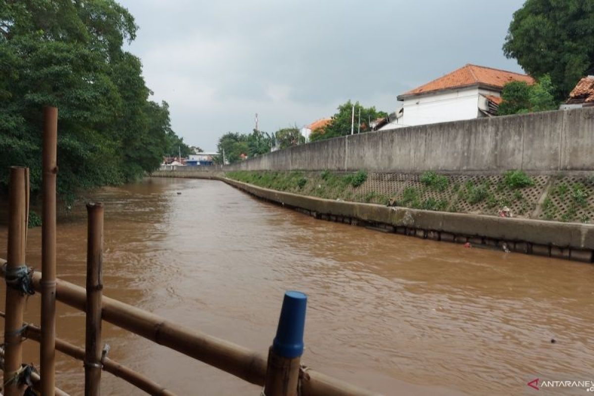 Cegah banjir, Pemkot Jakarta Timur akan bebaskan lahan di bantaran kali