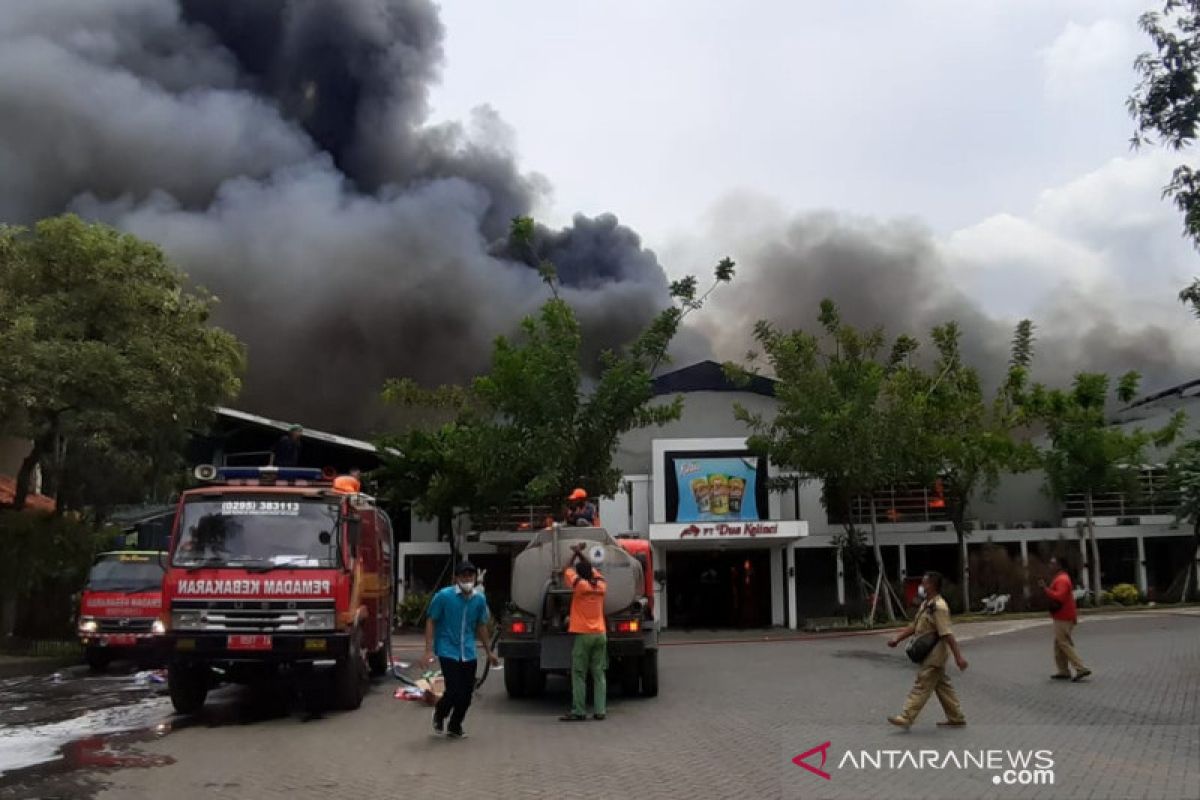 Pabrik Dua Kelinci di Pati terbakar