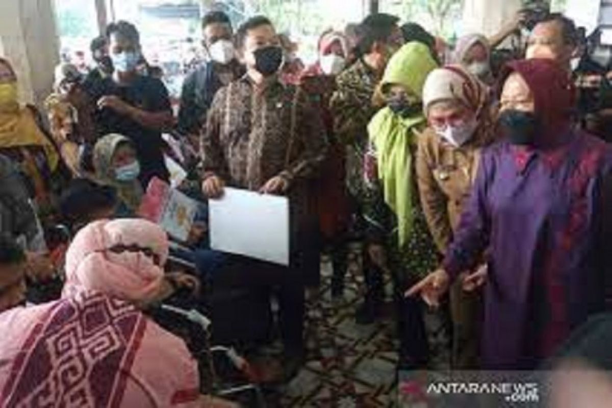 Minister disburses aid to underprivileged people in Indramayu