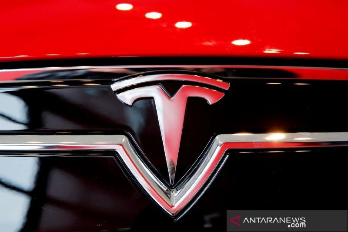 Tesla berhenti biarkan pengemudi main gim saat berkendara