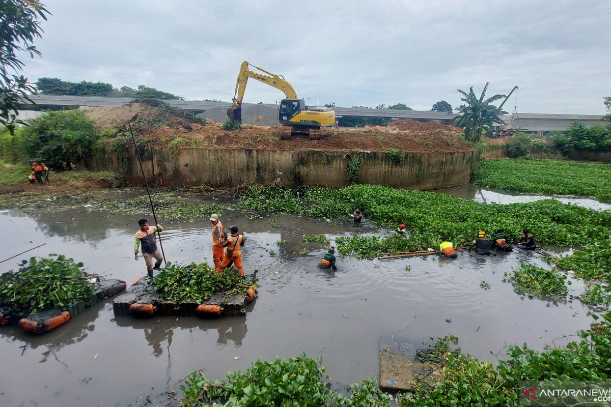 Antisipasi banjir, petugas gabungan gerebek lumpur di Kali Sunter