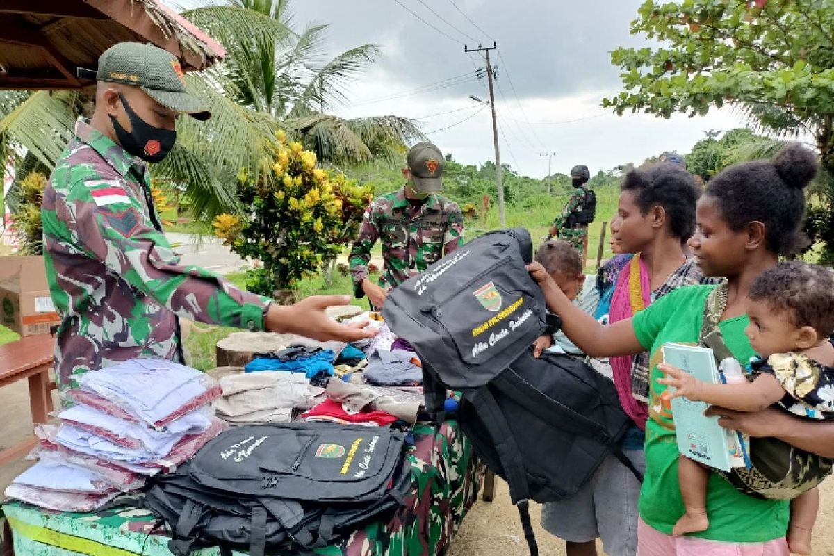 Satgas Yonif 131 bagikan tas sekolah dan pakaian di perbatasan Indonesia