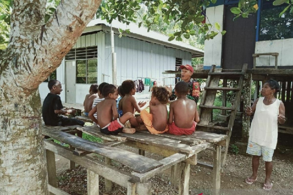 TNI latih anak kampung Poom Yapen Papua menyanyi lagu kebangsaan