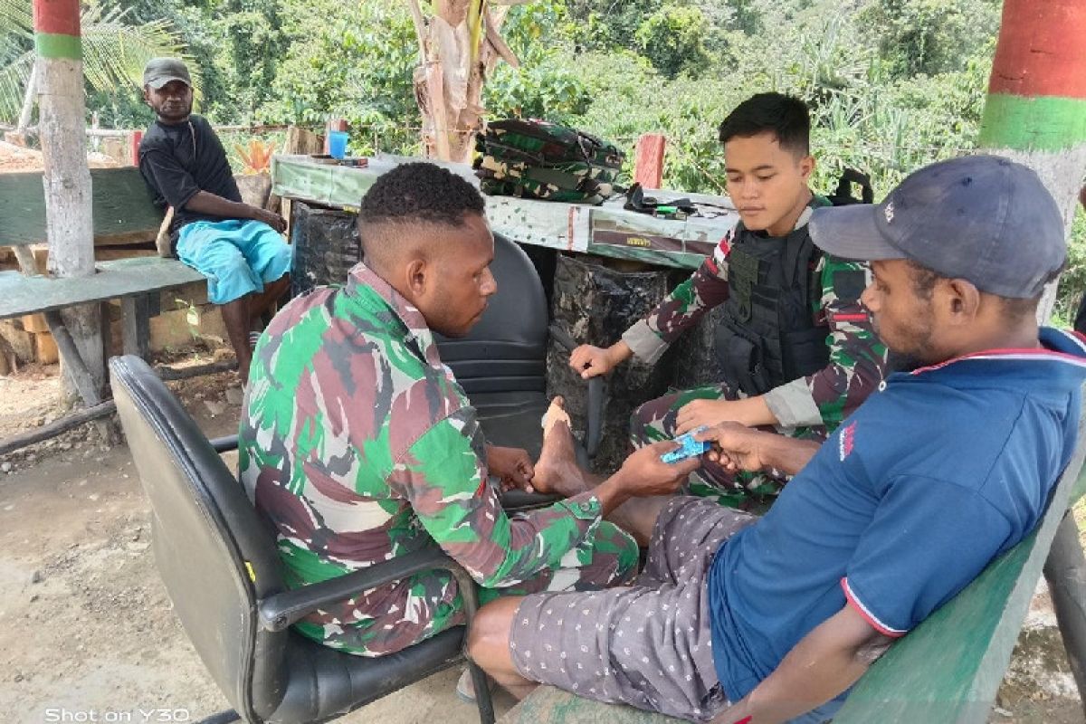 Satgas TNI Yonif 403 layani pengobatan warga perbatasan RI-PNG