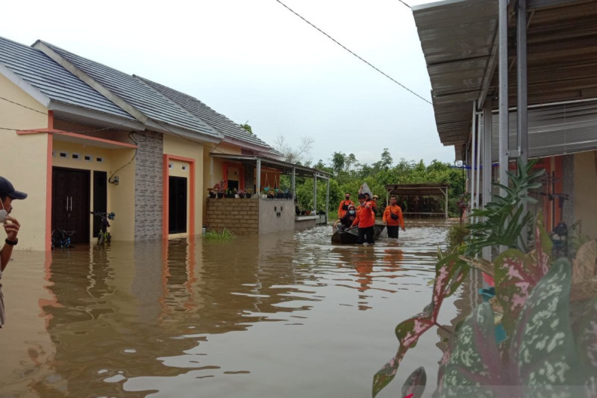 Tim gabungan bantu evakuasi korban banjir di Pangkalpinang