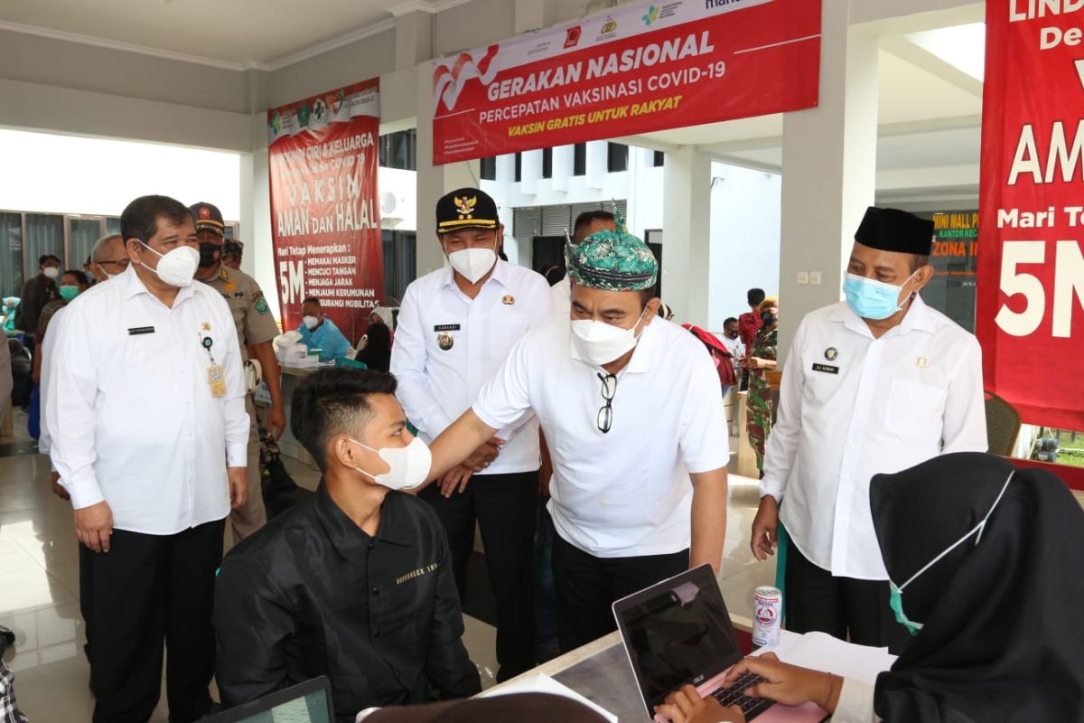 Wamendes pantau vaksinasi di Sidoarjo