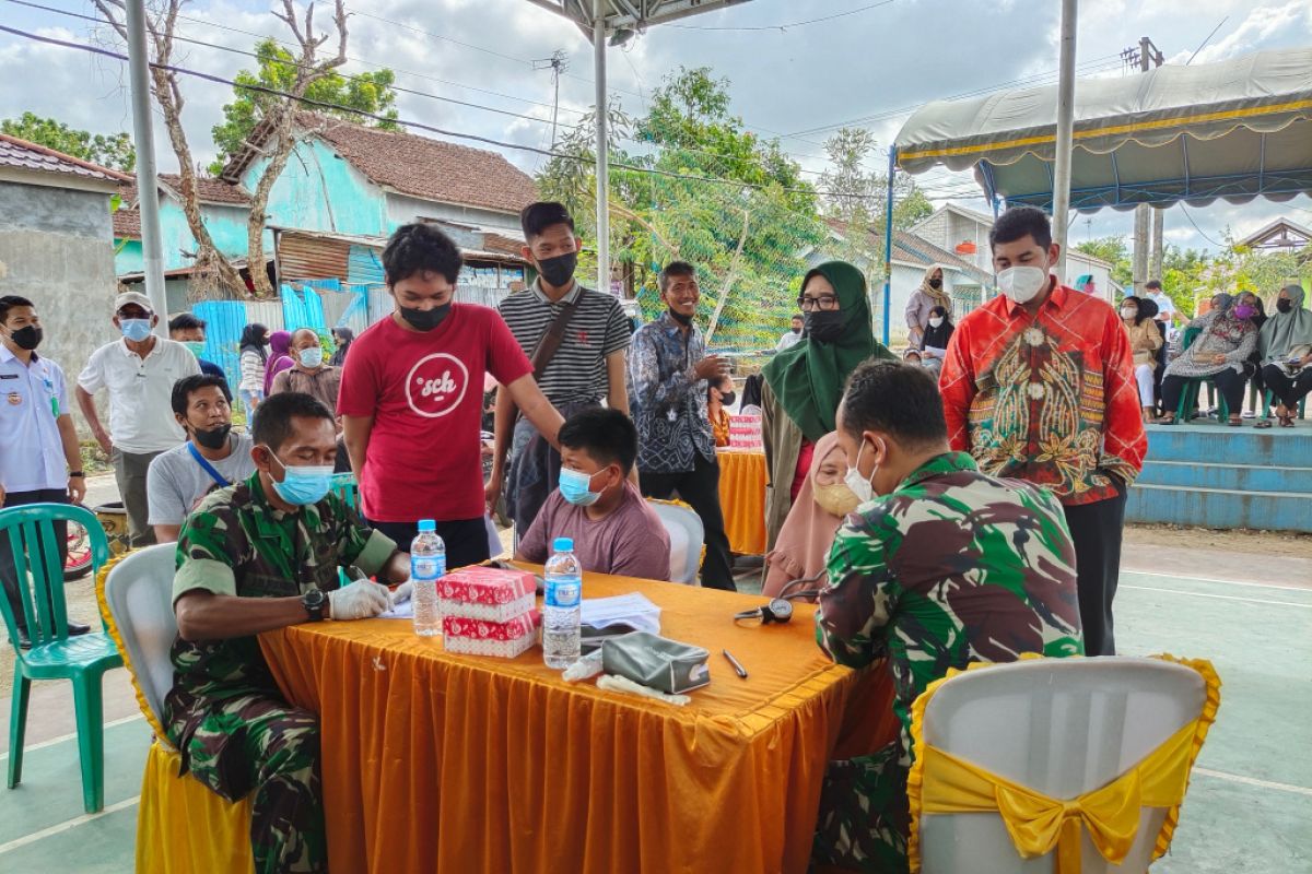 Ketua DPRD tinjau vaksinasi massal di Wengga Trikora