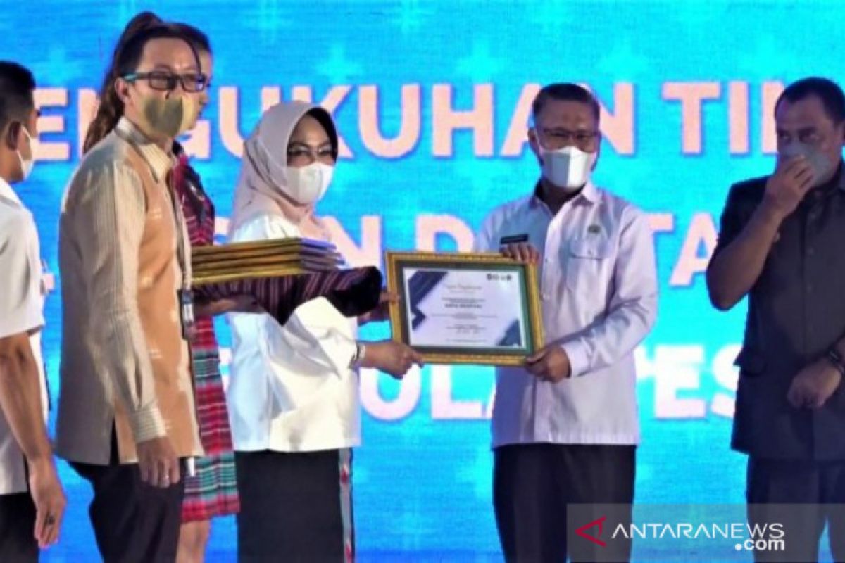 Wali Kota Kendari terima penghargaan dari BI atas digitalisasi daerah