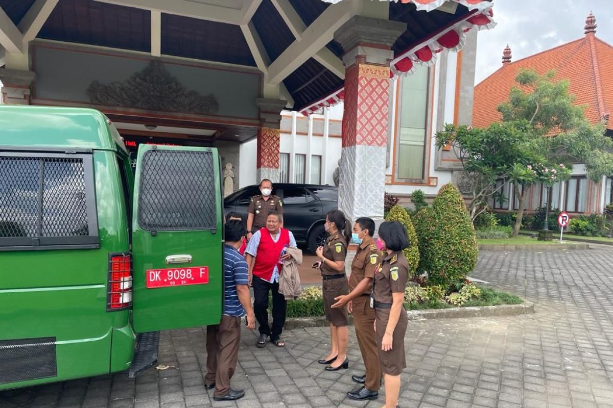 Kejari Badung terima pelimpahan tersangka kasus pemalsuan surat kematian