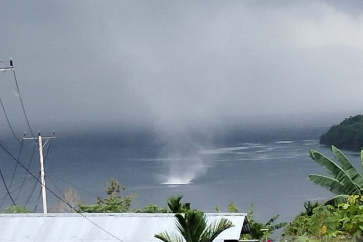 Warga di pesisir Manokwari Timur lihat fenomena "Waterspout"