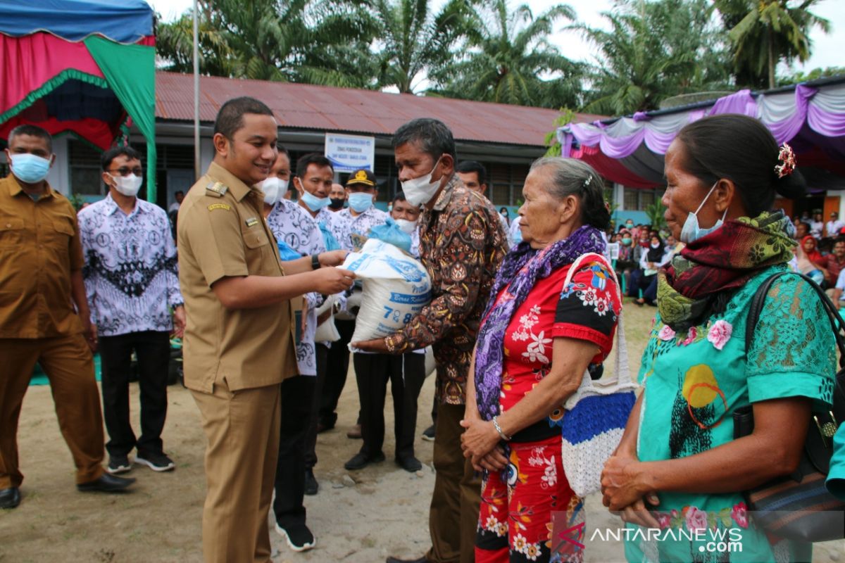 Di HUT PGRI ke-76 Bupati Tapteng bagikan 400 paket sembako dan bantuan rehap rumah untuk guru honorer