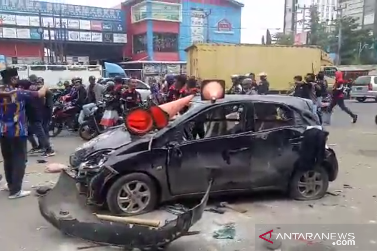 Dua kelompok masyarakat di Karawang bentrok