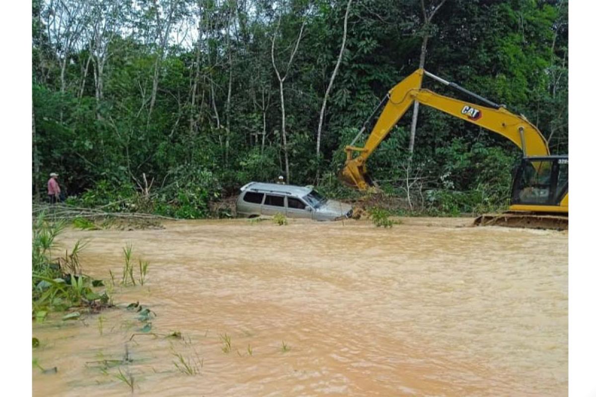Seorang PNS dan istri meninggal dalam mobil terseret banjir