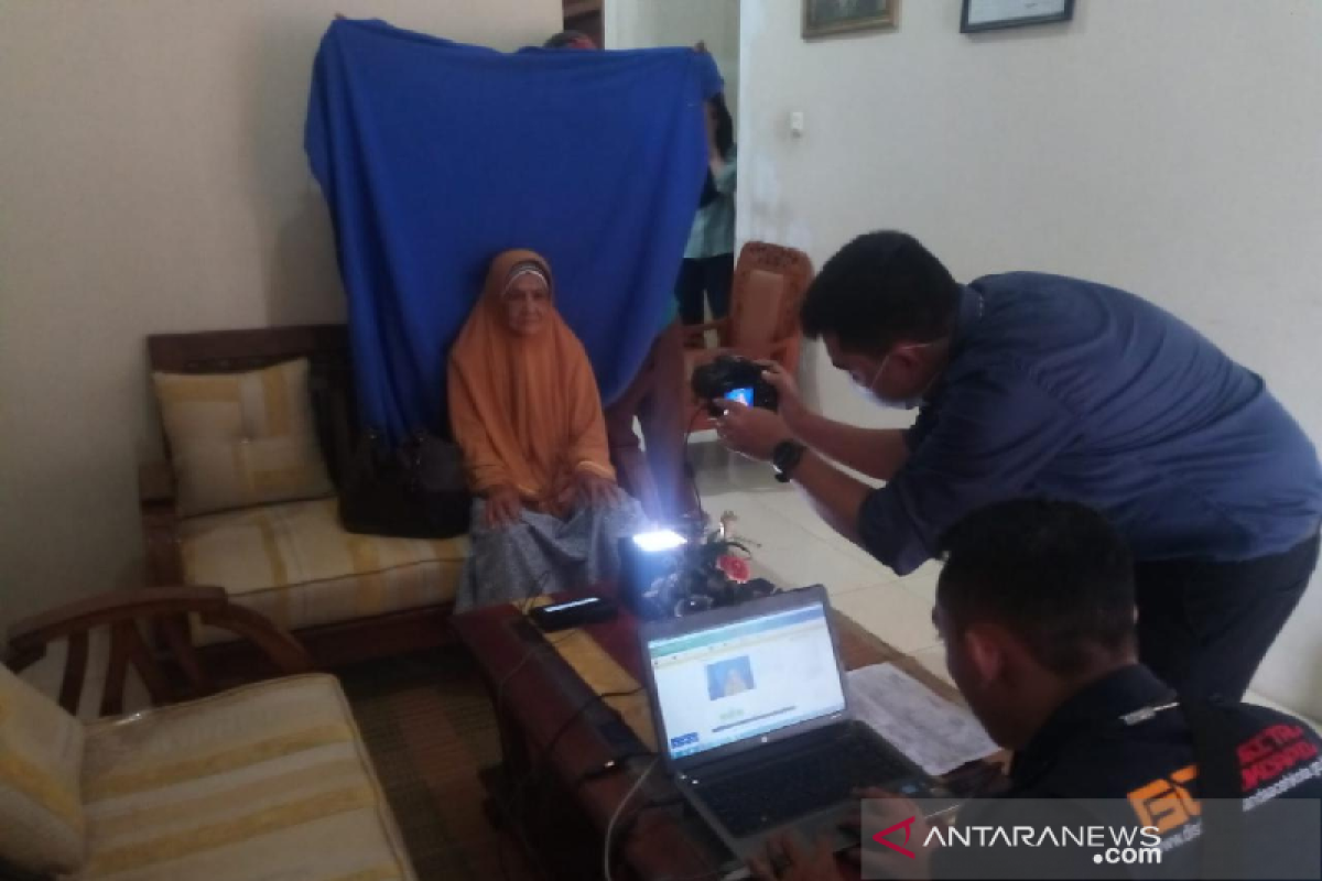 Banda Aceh gencarkan program turun ke rumah untuk buatkan KTP lansia