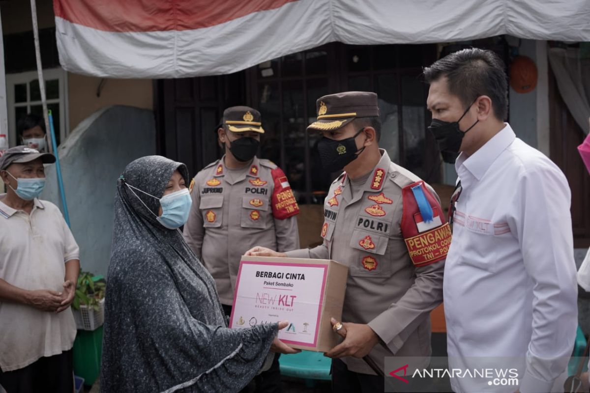Pengusaha Surabaya bagikan ribuan paket sembako