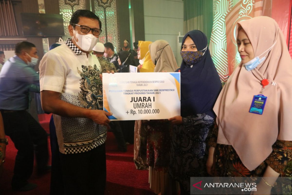 Guru dan tenaga pendidikan  berprestasi di Aceh dapat paket umrah gratis