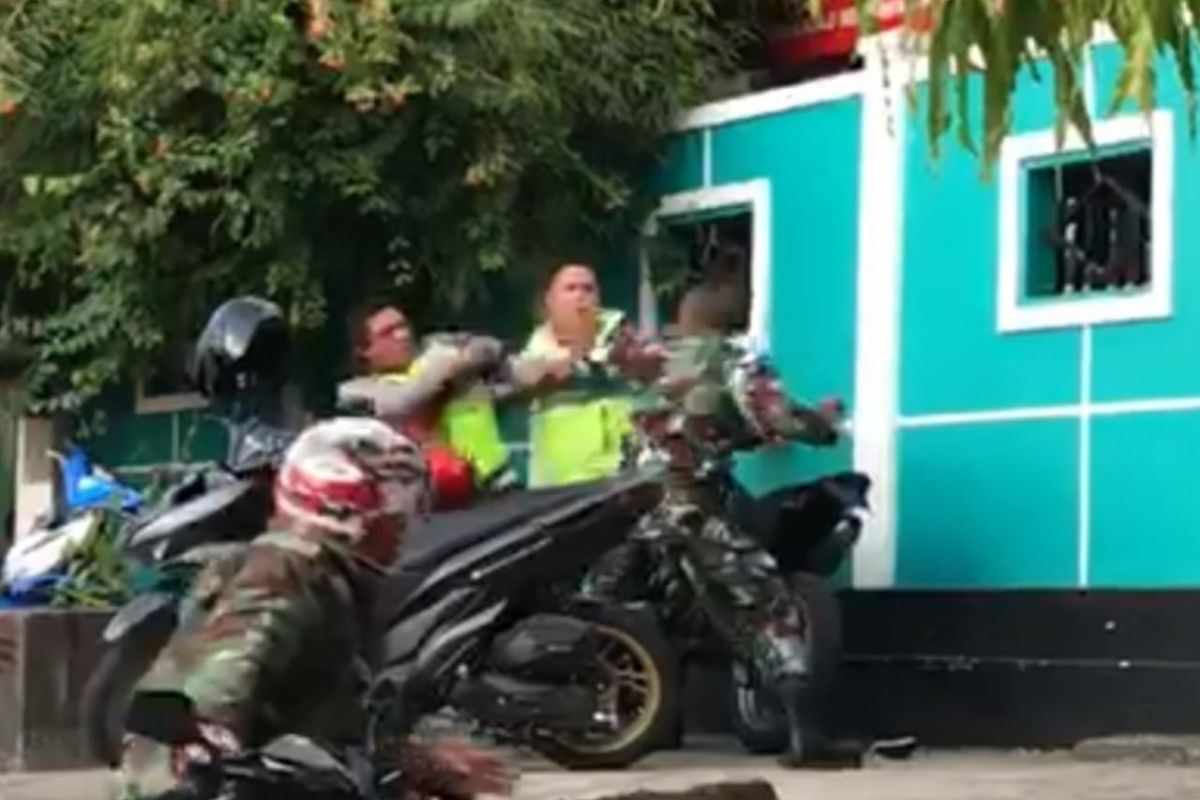 Video viral tiga oknum TNI dan Polri baku pukul di Ambon, meski damai tetap jalani pemeriksaan