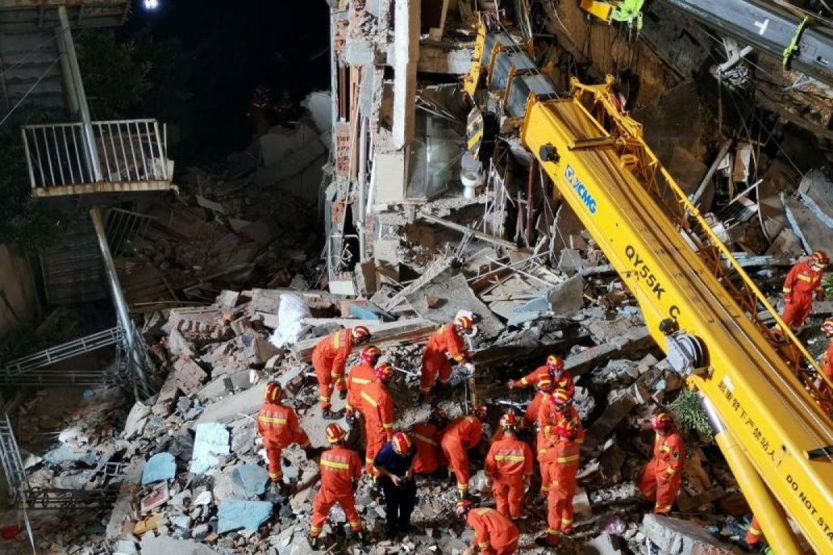 Permukiman enam lantai di China ambruk, korban belum diketahui