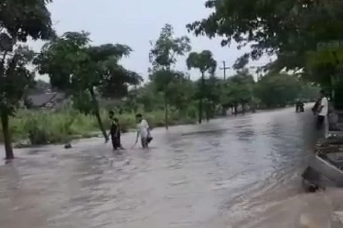 Saluran buntu jadi penyebab banjir di wilayah Surabaya barat