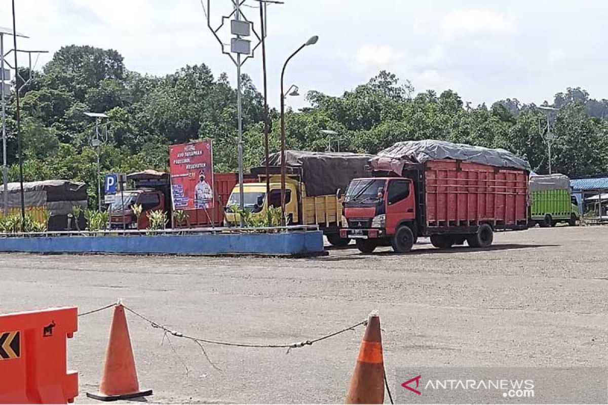 Puluhan kendaraan menumpuk di Pelabuhan Simeulue