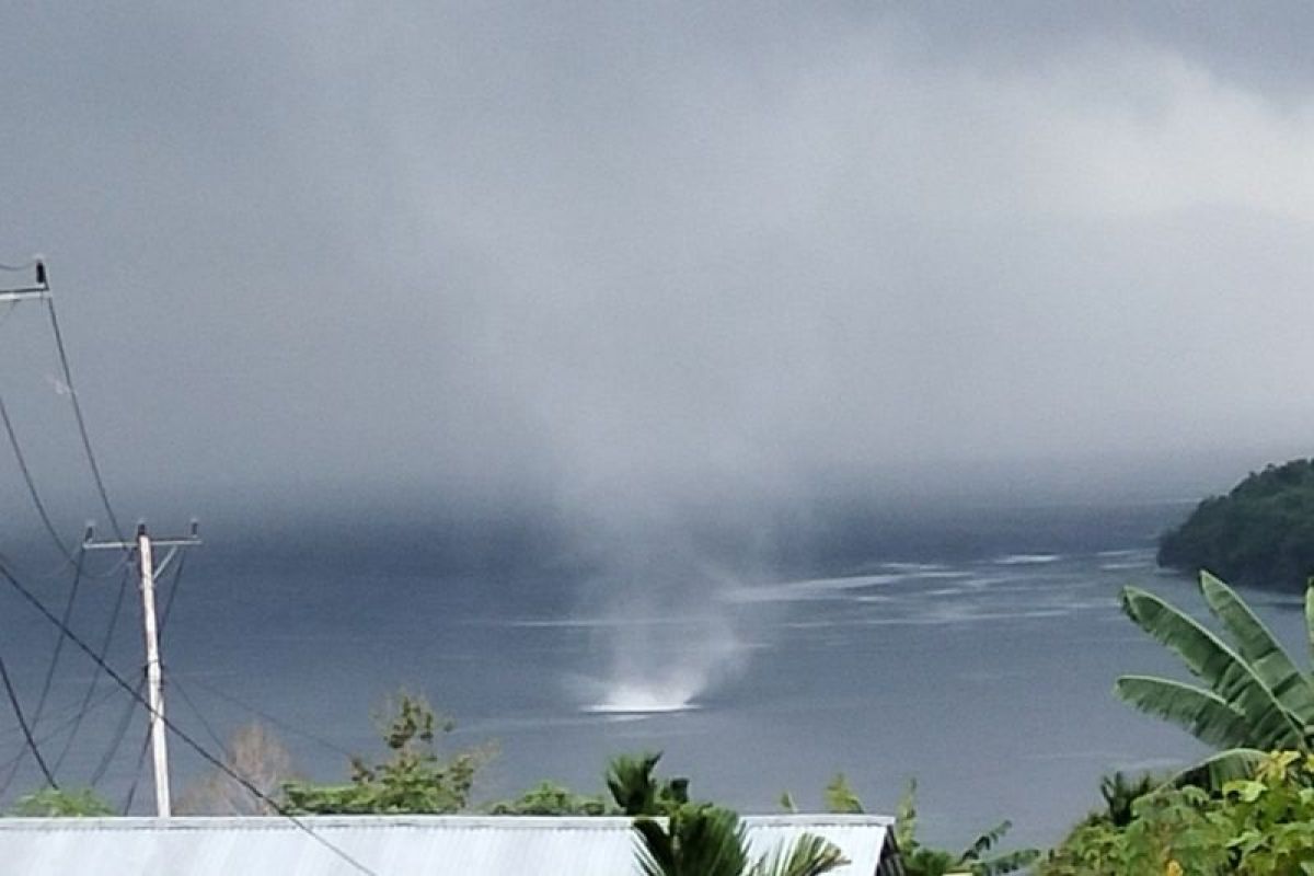 Warga di pesisir Manokwari Timur lihat fenomena "Waterspout", begini penampakannya