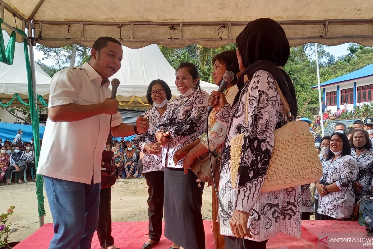 Peduli dengan nasib guru, Bupati Bakhtiar bantu pembangunan lima rumah guru honorer