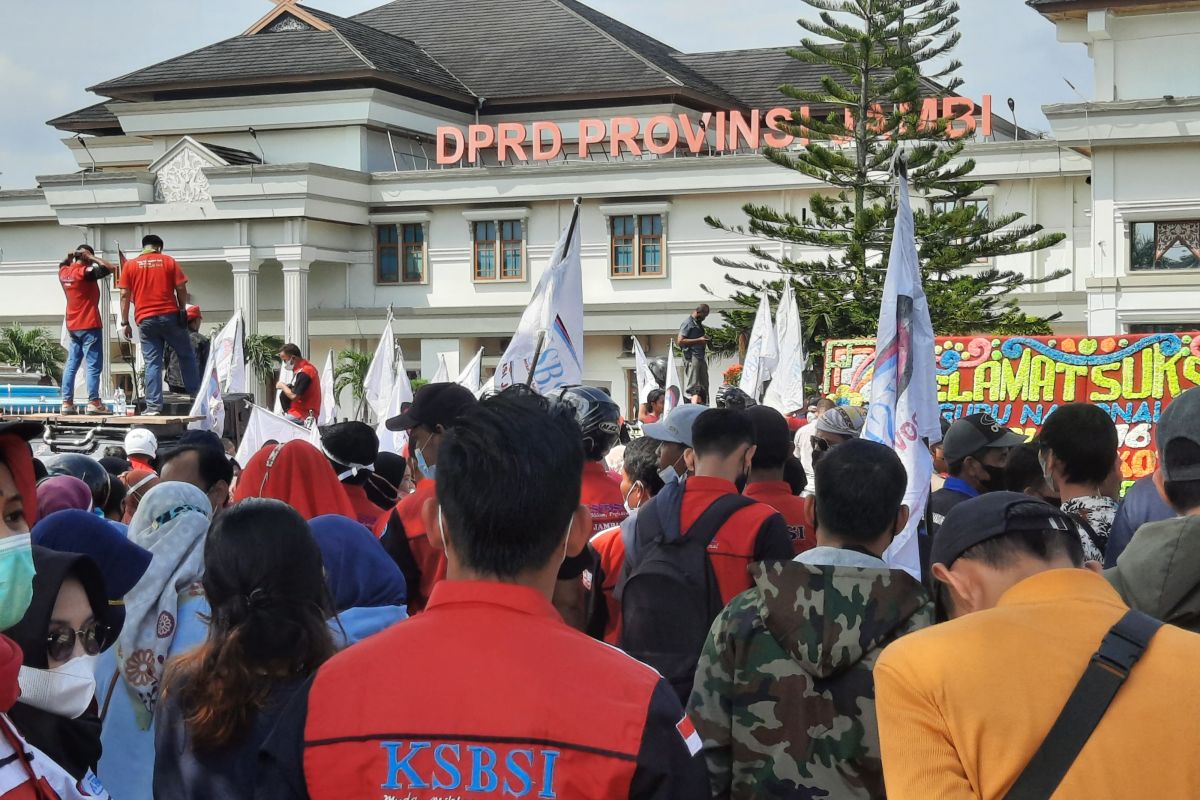 Tuntut UMP layak unjuk rasa buruh Jambi diselingi musik organ