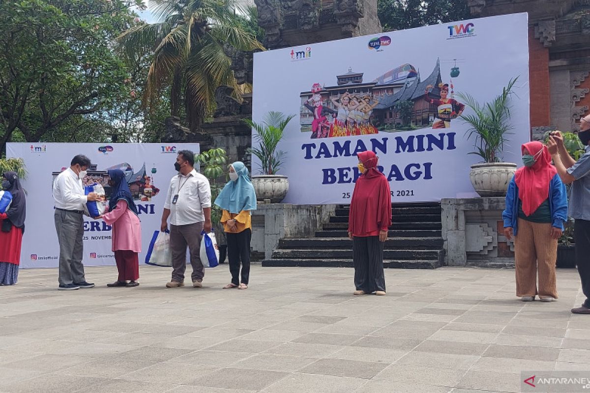 PT TWC membagikan sembako untuk warga sekitar TMII