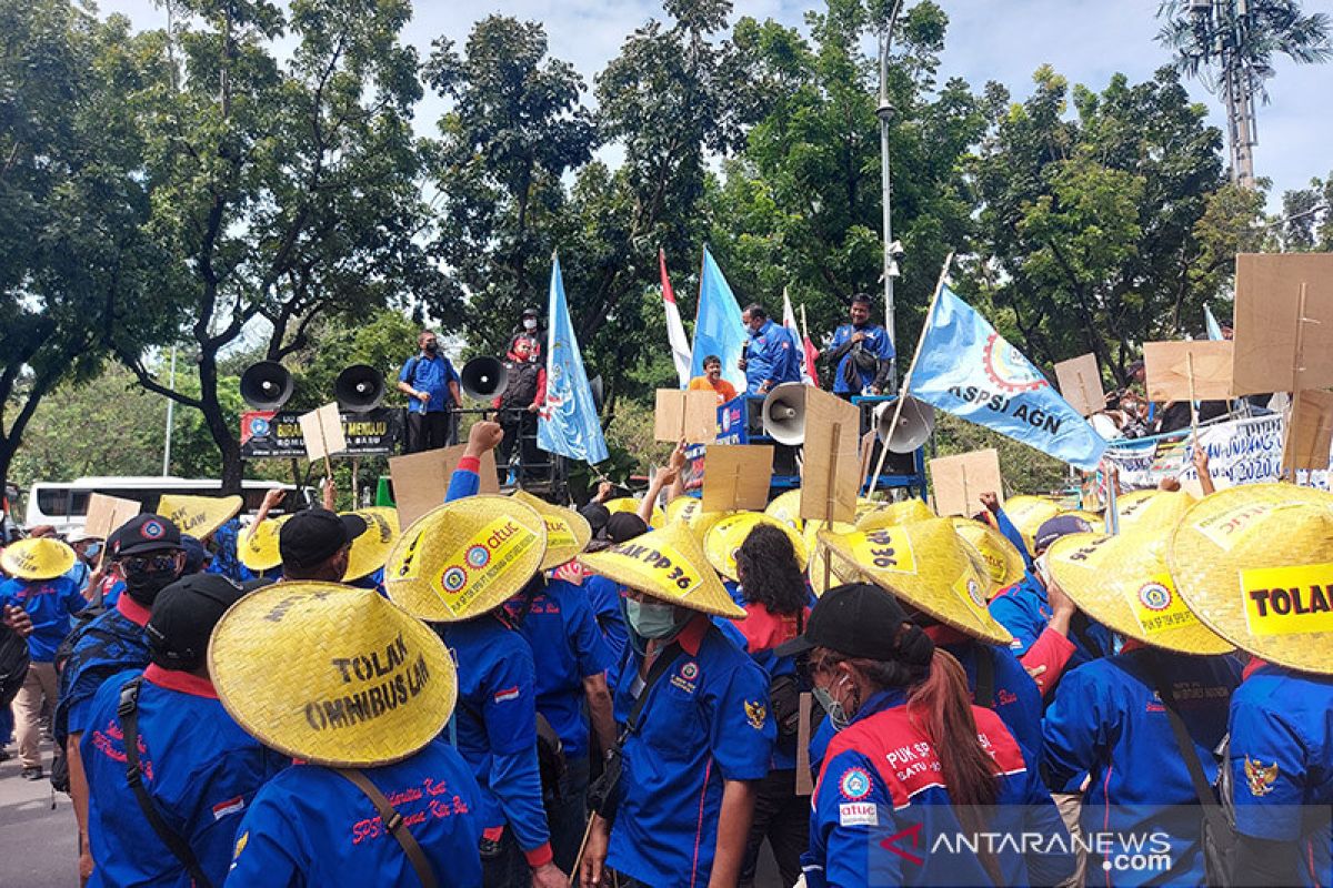 Massa buruh bubarkan diri setelah demo di depan Balaikota Jakarta