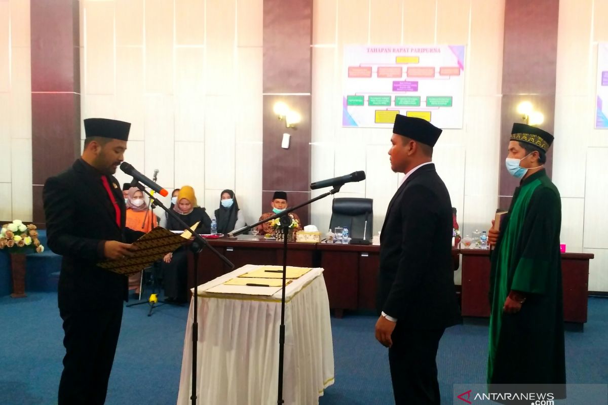 Jetra Pedri dilantik sebagai anggota DPRD Solok Selatan melalui PAW