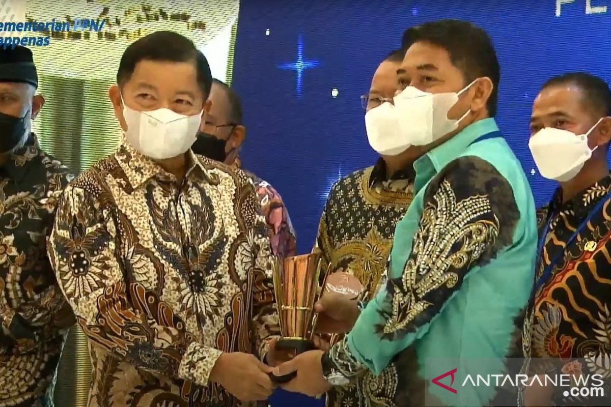 Kabupaten HSS raih piagam penghargaan pembangunan daerah terbaik 2021