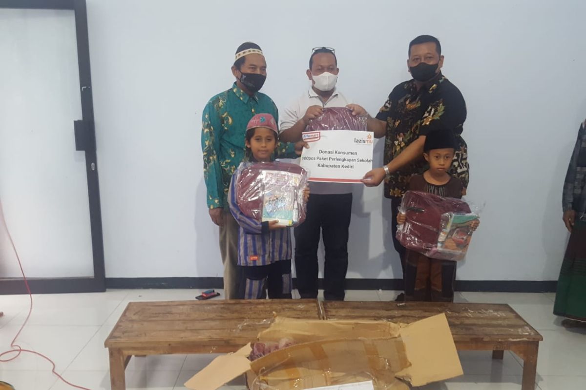 Alfamart bagikan perlengkapan sekolah untuk anak-anak di Kabupaten Kediri