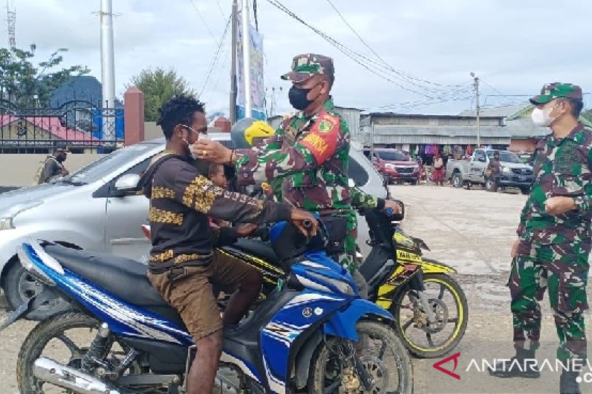 TNI bagi masker untuk warga Paniai Papua cegah COVID-19