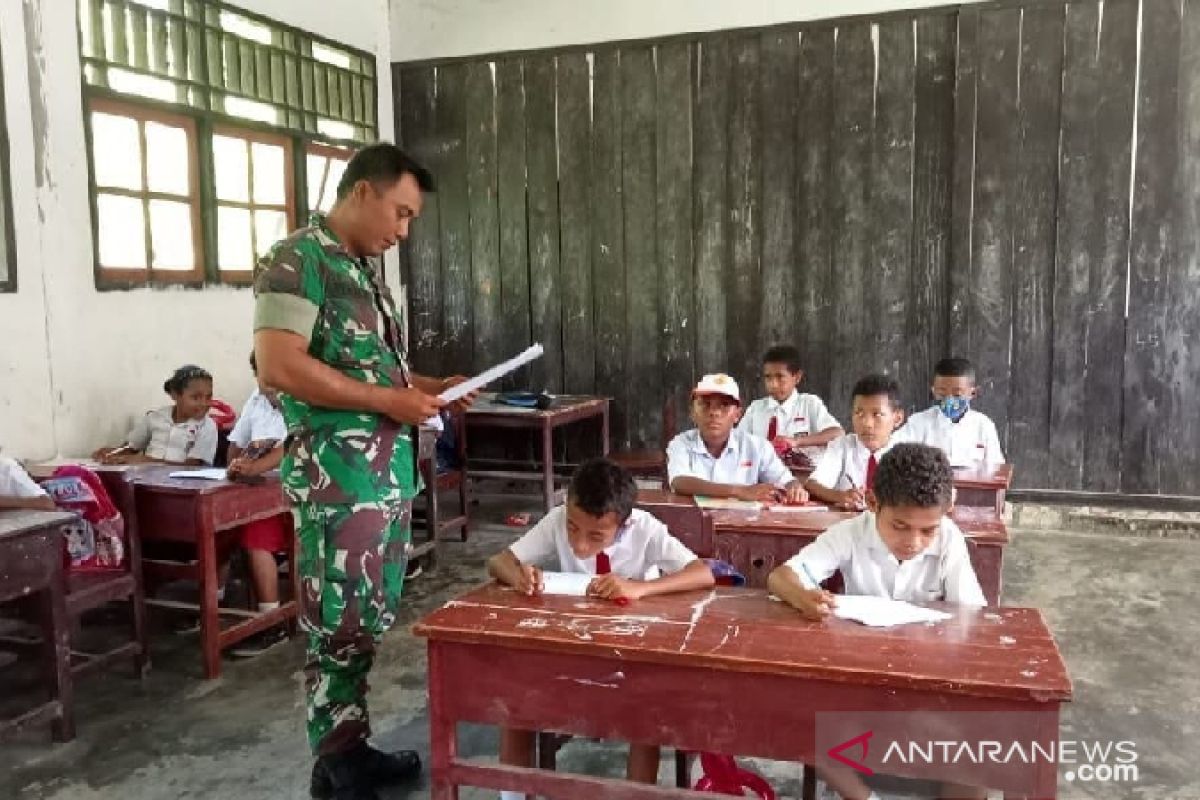 TNI bantu mengajar siswa SD Nabaro Waropen Papua