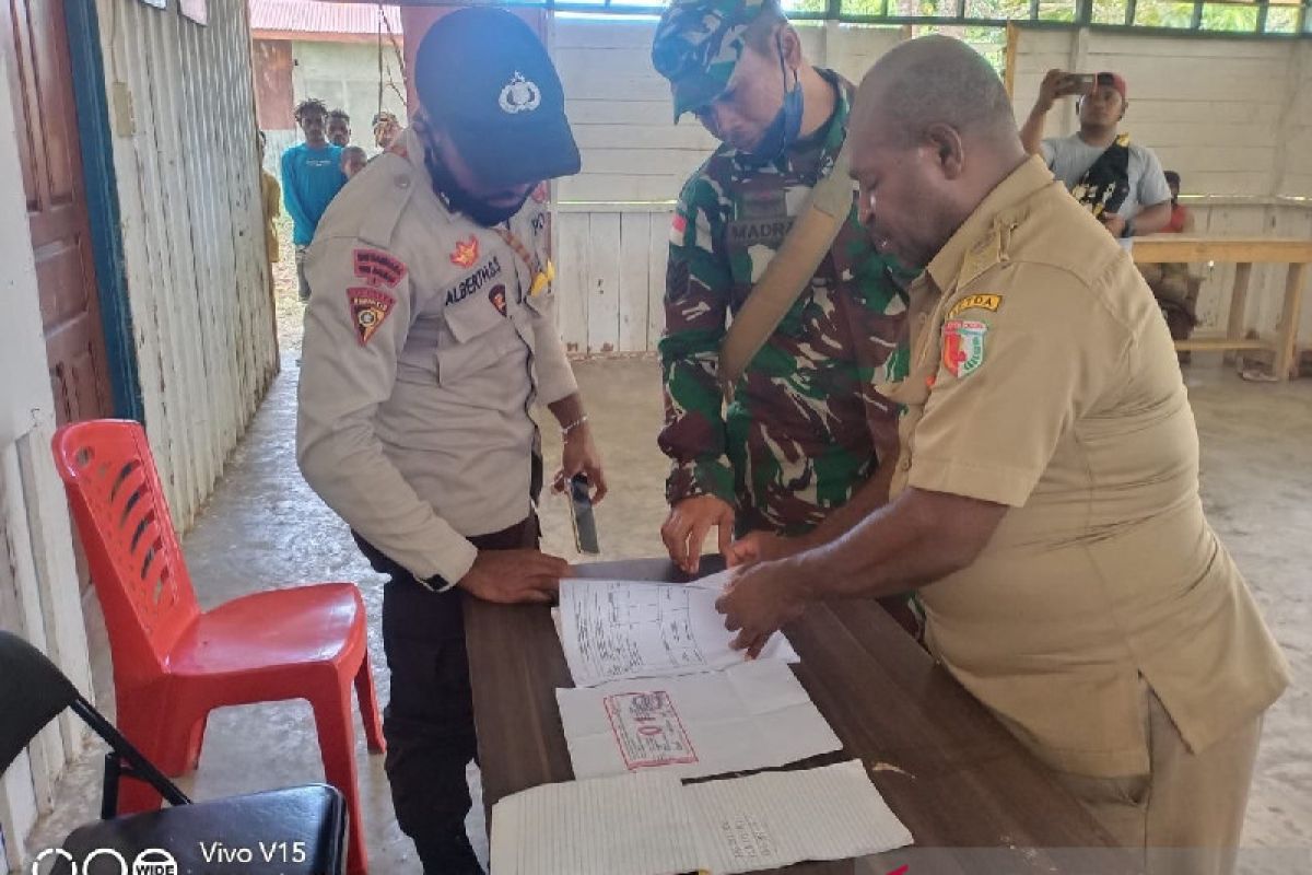 TNI/Polri dampingi pembagian BLT warga di Boven Digoel Papua