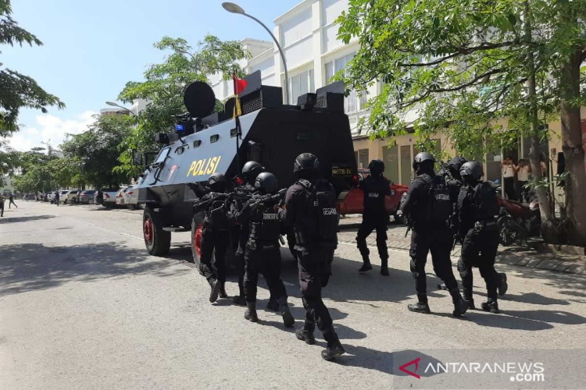 Tim Gegana Brimob Polda Sulawesi Tenggara simulasi penanggulangan terorisme