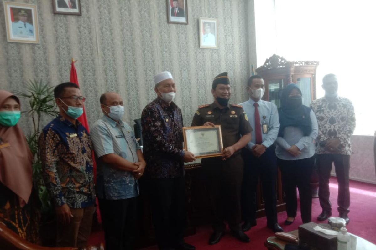 Berhasil selamatkan kerugian negara Rp5,3 miliar lebih, Pemkab Pasbar berikan penghargaan ke Kejari