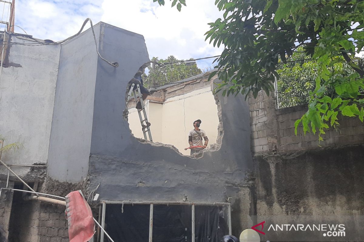 Kok bisa ya kafe dibangun di atas saluran air di Jakarta Selatan