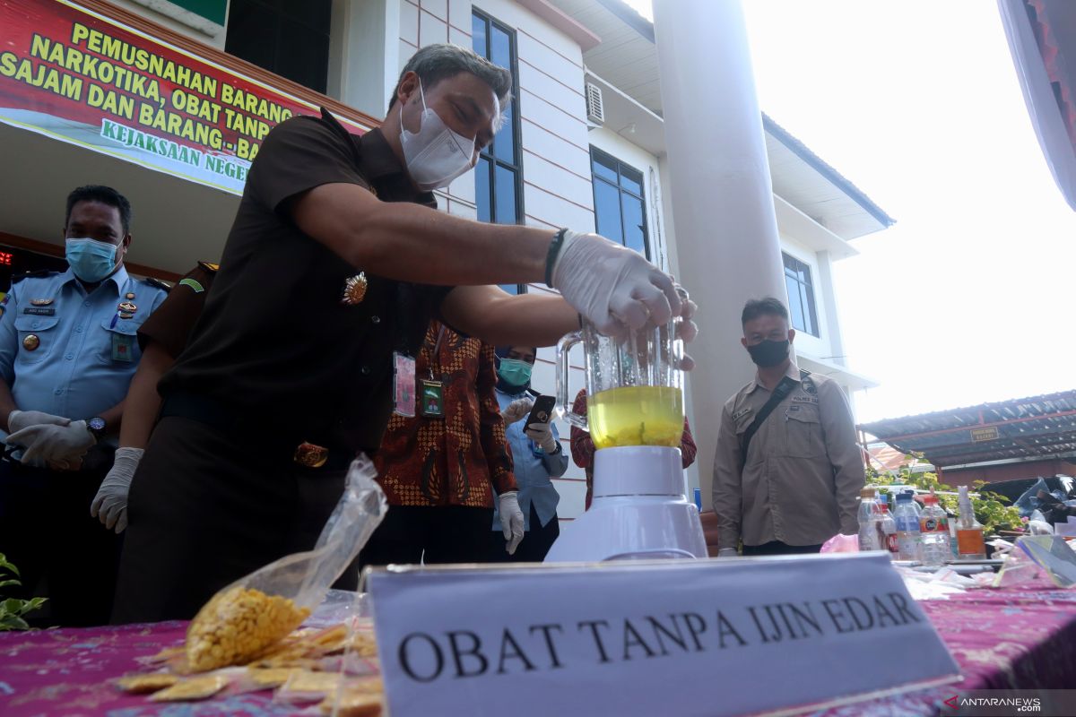 Kejari Tapin musnahkan bukti tindak kejahatan, narkoba mendominasi