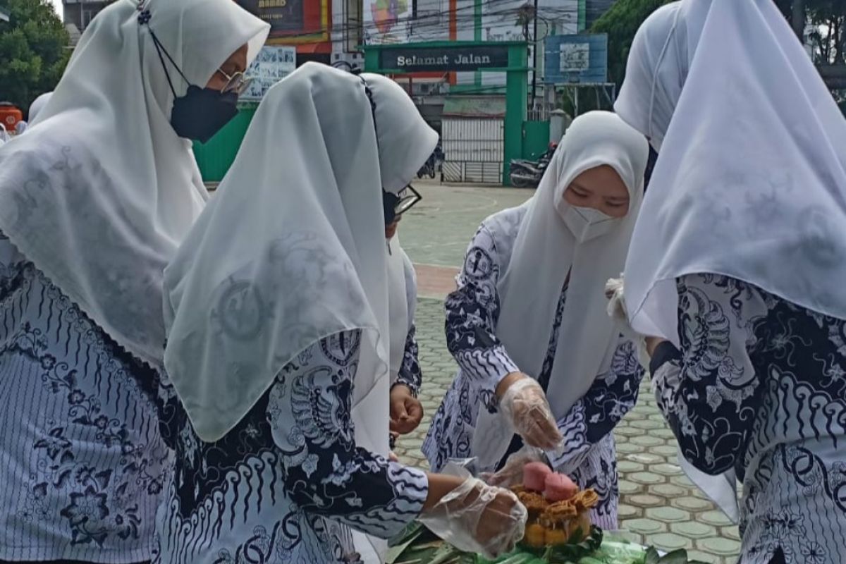 Peringati hari guru, SMP di Kota Jambi ini gelar aksi balas pantun hingga hias kue tradisional