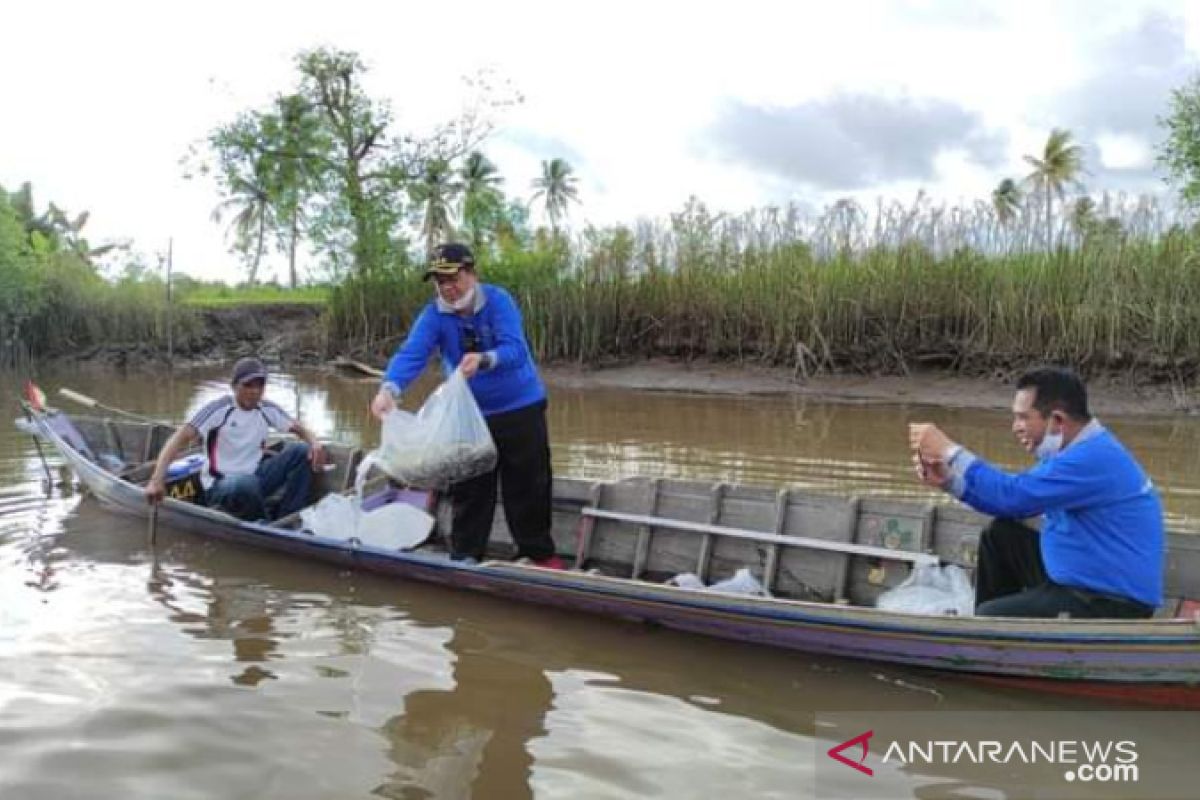 Banjarmasin releases 10,000 pangasius fish for restocking