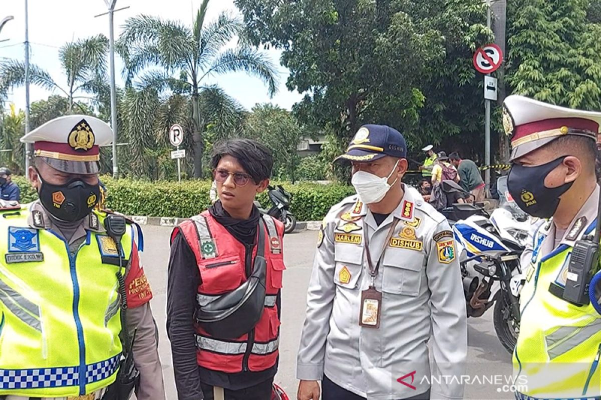 Belasan polisi atur lalu lintas di lokasi pembangunan polder di Jakut
